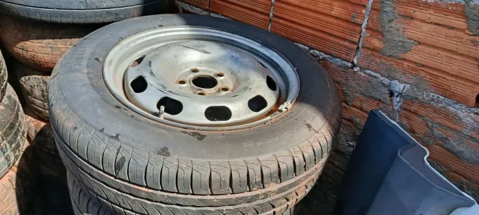 Vende pneus 13 semi novo 15,16,17 em bom estado rodas d ferro tbm