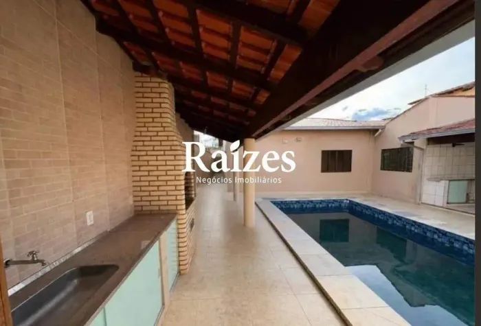 Casa com 3 Quartos sendo1 Suíte, Piscina e Espaço Gourmet no Bairro Santa Mônica