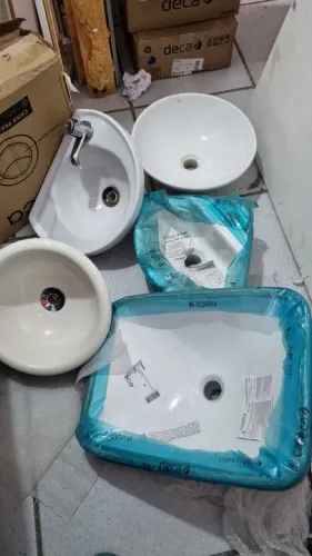 Cubas e pias de louça variadas 