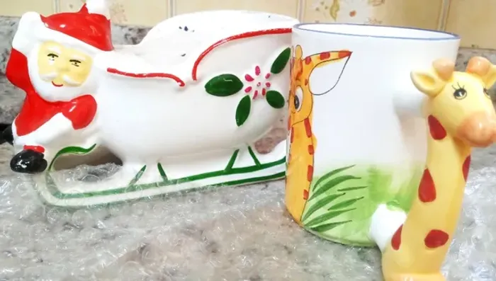 Caneca Girafa Nova e Enfeite Natal Usado Porta Treco Papai Noel Cerâmica Branca