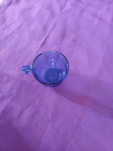 Xícara de vidro azul