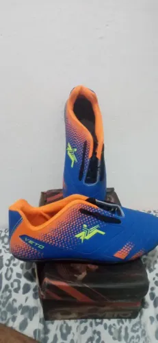 Chuteira society marca veto azul 