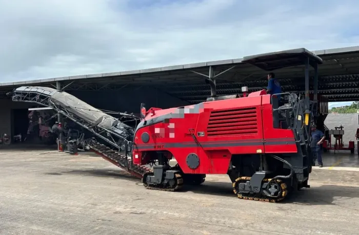Fresadora Wirtgen W100 F ano 2007 com 8900 horas, na Bahia