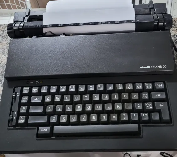 Máquina de escrever elétrica Olivetti