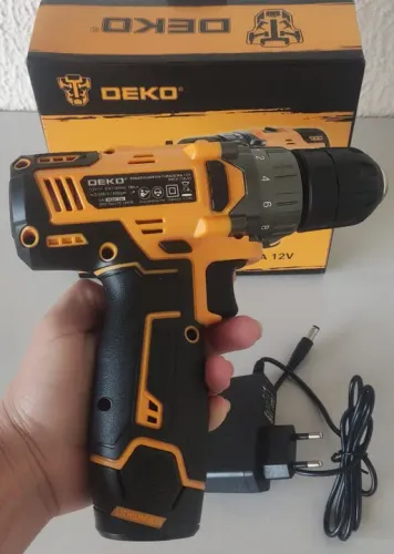 Parafusadeira / Furadeira 3/8 Pol. 12v Com Bateria E Carregador Deko Cor Preto