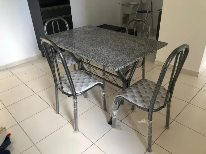 Mesa granito com 4 cadeiras / NOVO / ENTREGAMOS