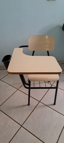 Cadeira de estudante com braço fixo
