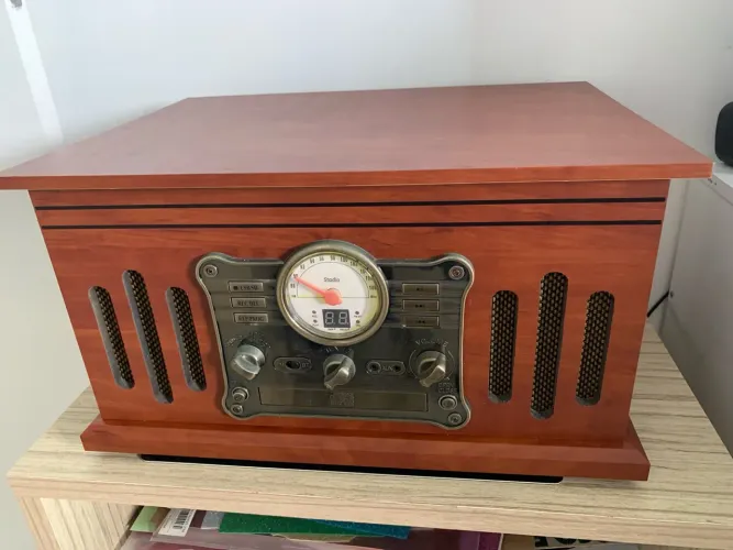 Aparelho de Som Vintage com Rádio e Leitor