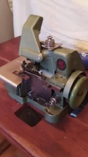 Máquina de Costura Overlock Semi Industrial com mesa