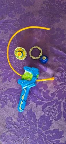 Beyblade Burst - Jogo de Beyblade com Lançador e Acessórios