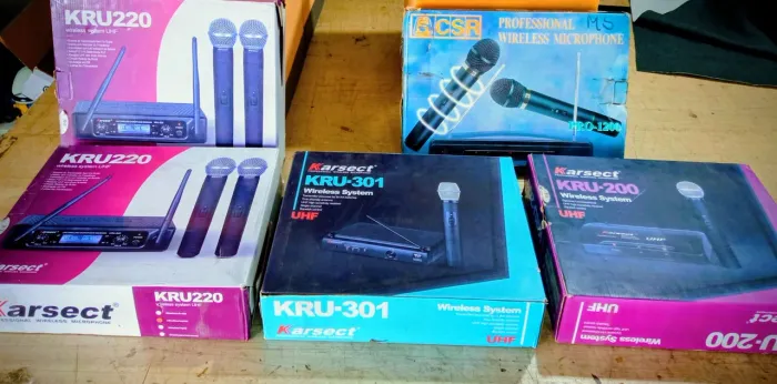 Base para microfone sem fio, alguns precisando de reparos.