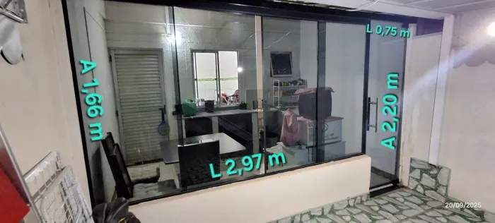 Porta completa 0,75 X 2,20 m e janelão 2,97 X 1,66 m, ambas em blindex fumê