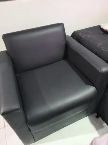 Sofá de 1 lugar em couro preto