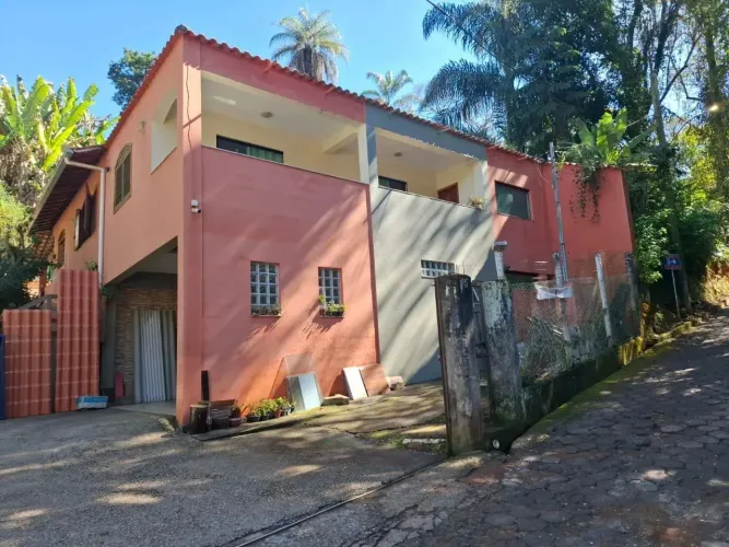 Casa com ponto comercial em Macacos