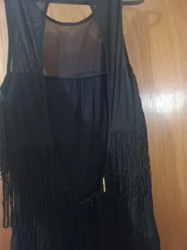 Vestido Colcci estilo melindrosa, curto, com franjas e transparência na gola.