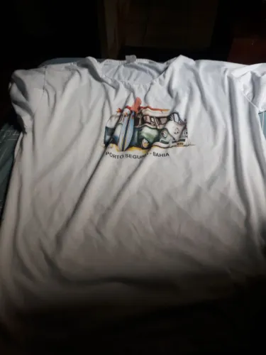 Camiseta branca com temática de Porto Seguro/BA
