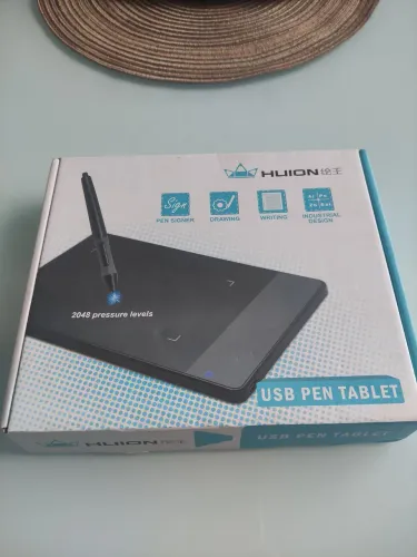 Mesa digitalizadora Huion 420 com detalhe na caneta