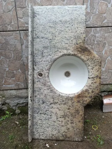 Cuba de pia em granito com furo para torneira