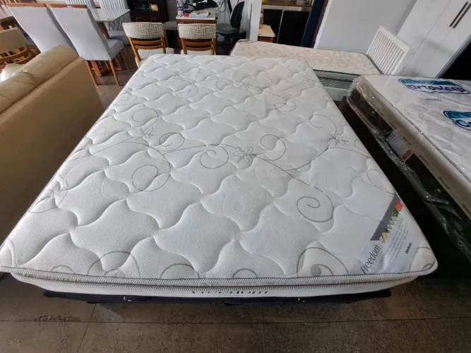 Cama box Queen size baú 