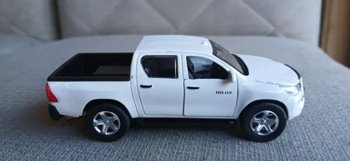 Hilux nova 12 cm.