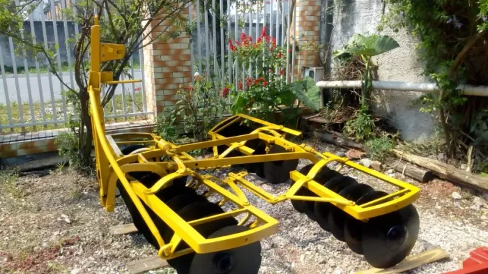 Grade Aradora Niveladora de 24 Discos - Implemento Agrícola para Trator