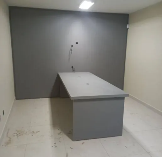 Mesa de reunião para escritório em MDF com painel