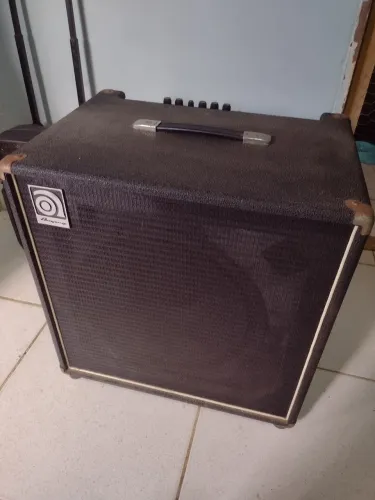 Amplificador de contrabaixo Ampeg BA-115