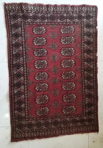 Antigo tapete Boukara, medindo 120 cm x 80 cm, no estado.