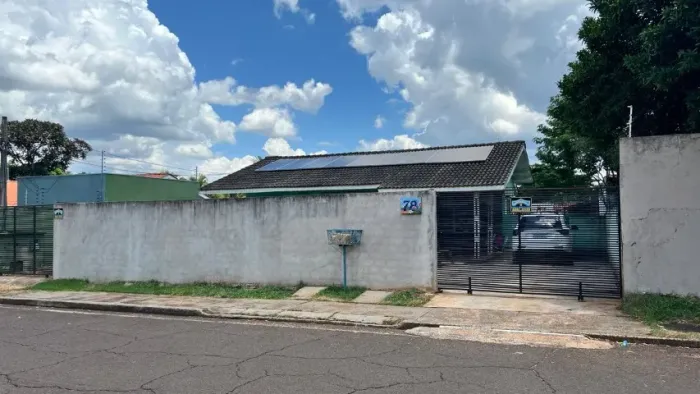 Casa com 2 moradias, piscina e energia solar na Vila A - Foz do Iguaçu