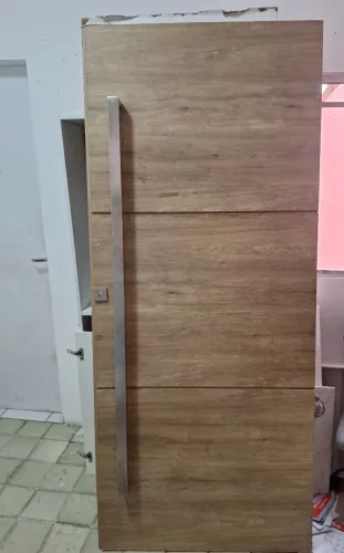 Porta maciça, puxador de aço, fechadura Pado. Pesada e elegante