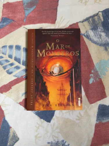 Percy Jackson e o mar de monstros (livro em excelente estado)