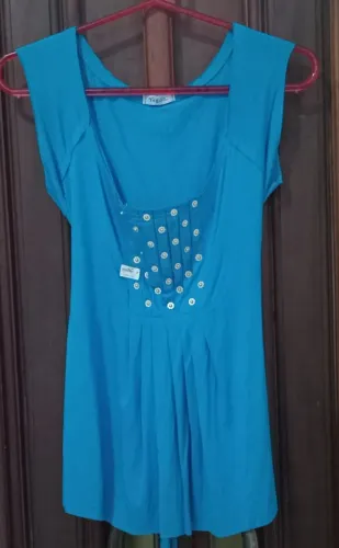 Blusinha Batinha Feminina P azul detalhe drapeado com tachas de flor de metal e amarração
