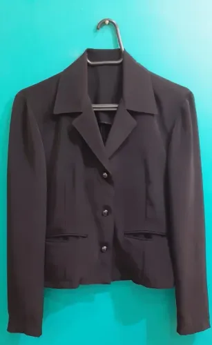 Casaco curto preto usado em bom estado 