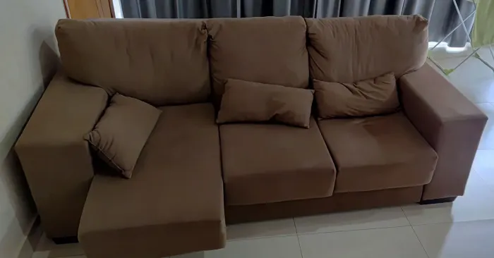 Sofá 3 e 2 lugares, sem rasgos.