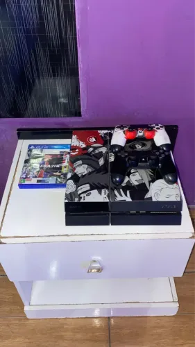 Ps4 fat,com duas manetes e um jogo 