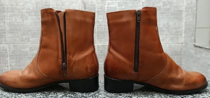 Vende-se bota feminina (couro legítimo)