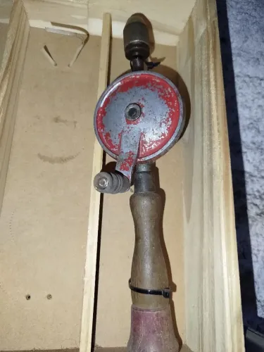 Furadeira manual antigo