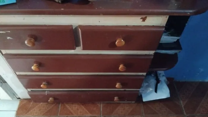 Armário de madeira com gavetas e portas