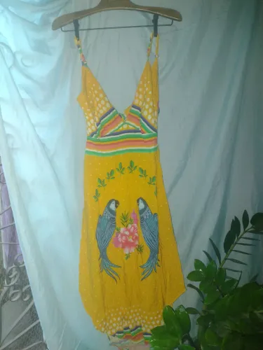 Vestido amarelo com estampa de araras