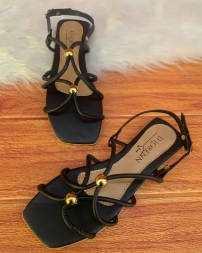 Sandálias femininas pretas com detalhes dourados