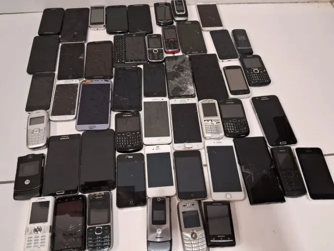 Lote de celulares com defeitos