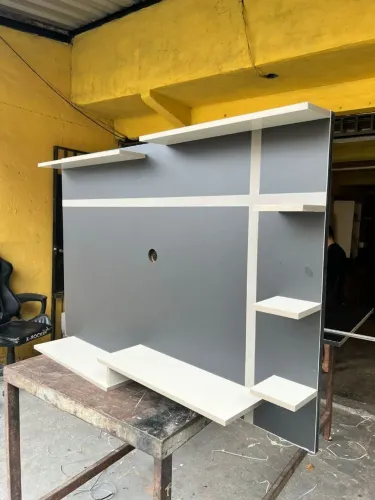 Painel para TV com prateleiras cinza