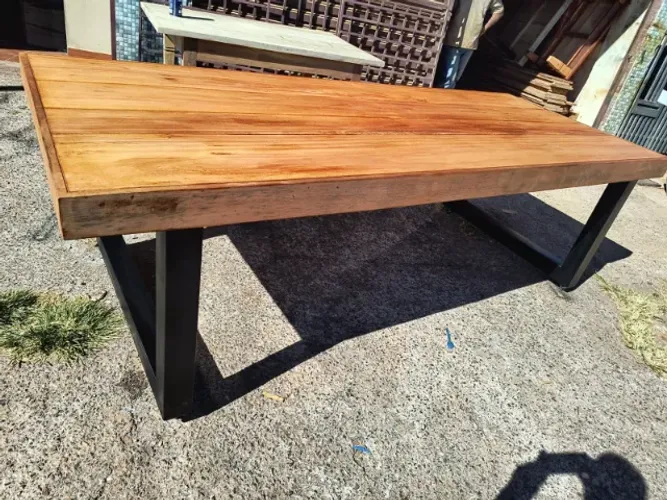 Mesa com base em ferro Metalon