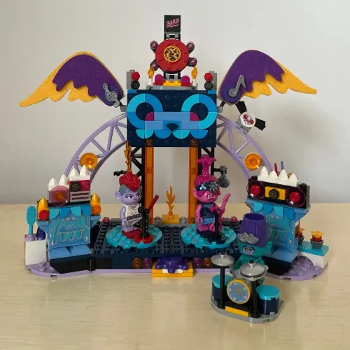 lego trolls concerto vulcano rock city