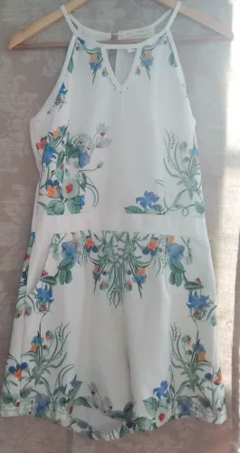 Macacão branco,estampa floral,abertura nas costas com ziper. 36/38