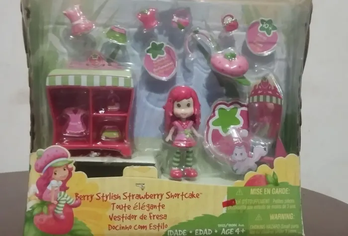 Boneca Moranguinho com fashion pack