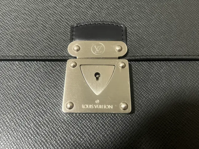 Pasta executiva Louis Vuitton original em couro Taïga preto
