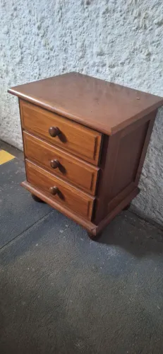 Mesinha de cabeceira em ótimo estado 
