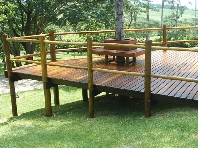 Deck de madeira para suspenso sob medida