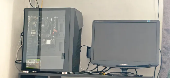 PC gamer com monitor